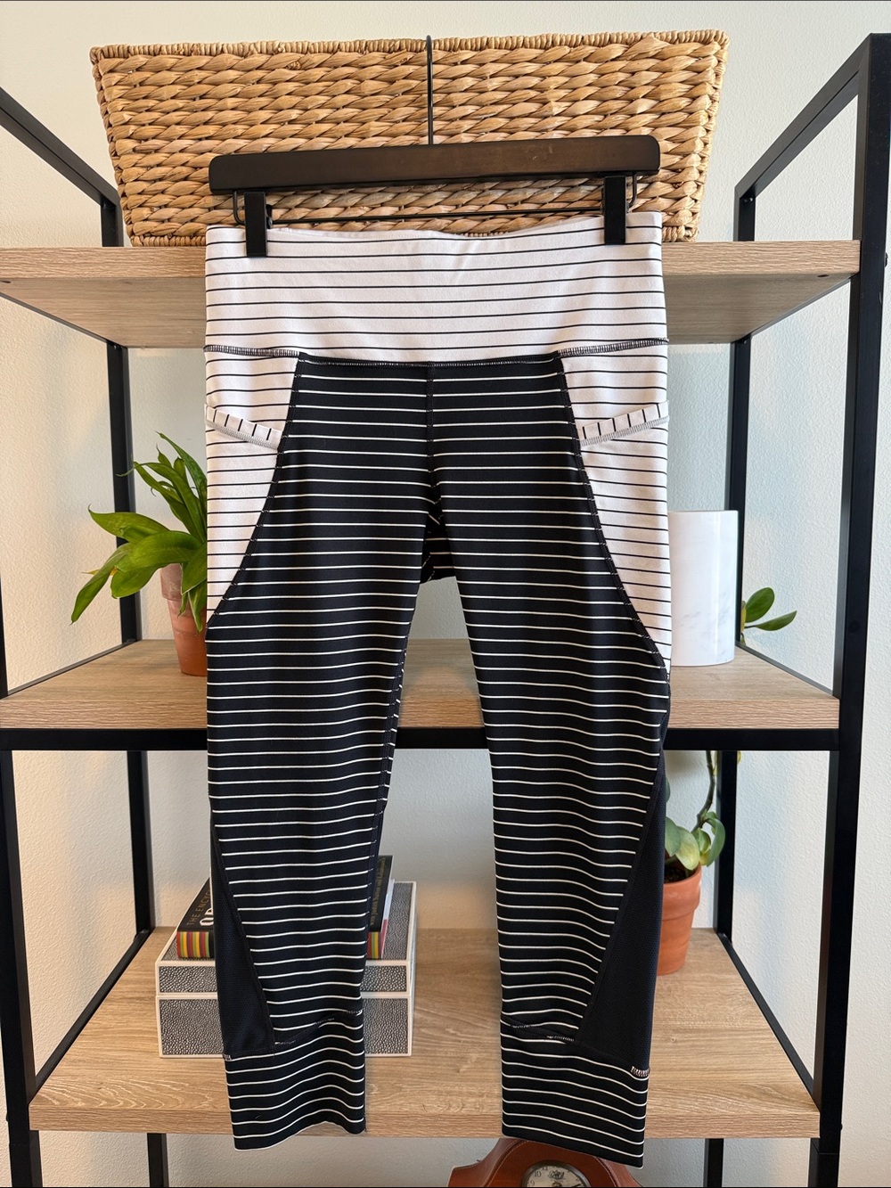 Athleta Stripe Relay Capri 2.0 Mid-Rise Outer Pocket Black/White 77538-00, M